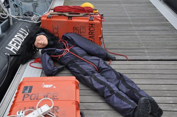 Alternative view of Ruth Lee Body Recovery sokningsdukke